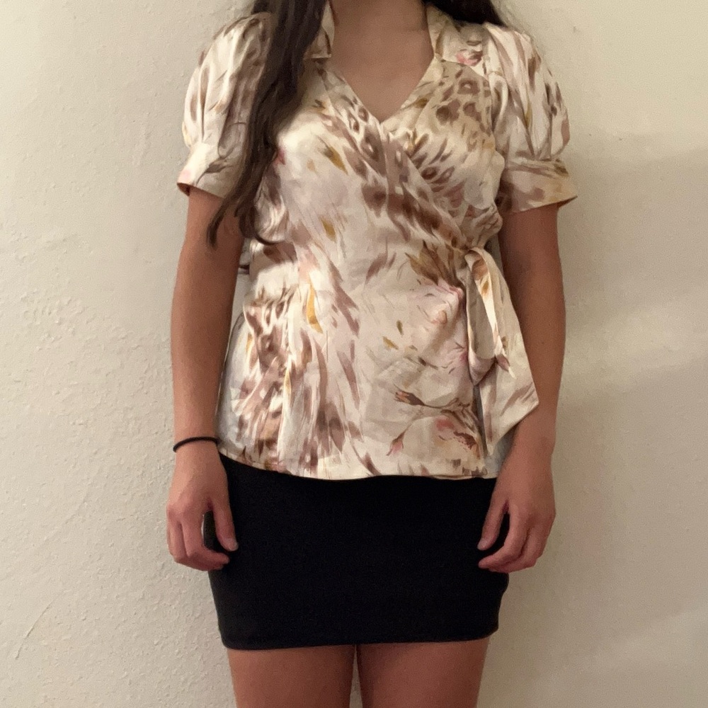BCBGMaxAzria Beige Abstract Print Wrap Tie Short Sleeve Blouse Size: Small